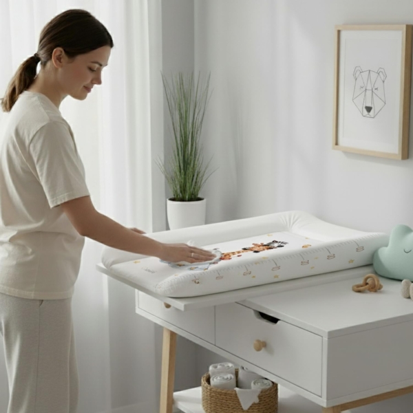 Wickelauflage 50x70 cm, Weiß mit Safari-Tieren – abwaschbar & wasserdicht, weich für Neugeborene – Wickeltischauflage für Wickelkommode – Baby Wickelunterlage, schnell abwischbar Bild 6