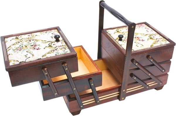 Dekohelden24 Nähkorb Hochwertiger Nähkasten, Nähkästchen aus Furnierholz mit 7 Fächern und (1 St), und Stoffbezug Rosenmotiv in Braun, L/B/H 42 x 20 x 21 cm. Bild 6