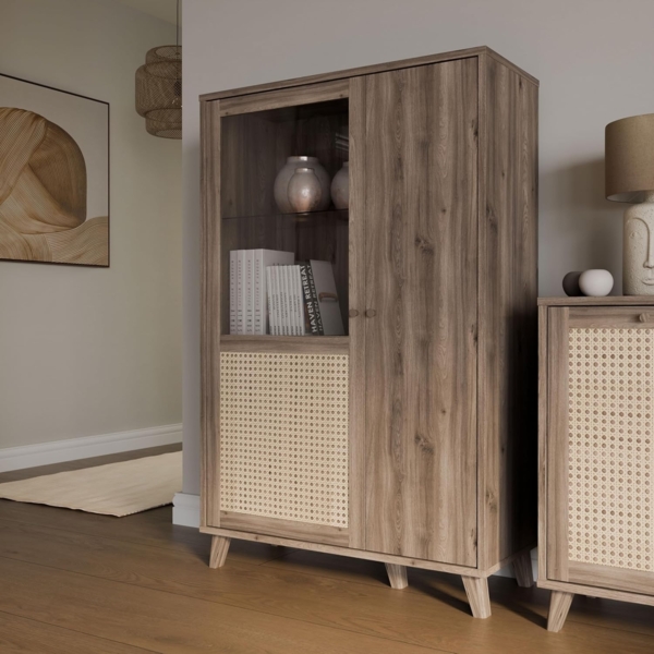 Forte GLENKEEN Vitrine 100, Vitrine im Boho-Stil mit Rattangeflecht, 2-türig, Holzwerkstoff, Valencia Eiche Holzdekor | Naturrattan, 99,5 cm breit x 154,4 cm hoch x 42 cm tief