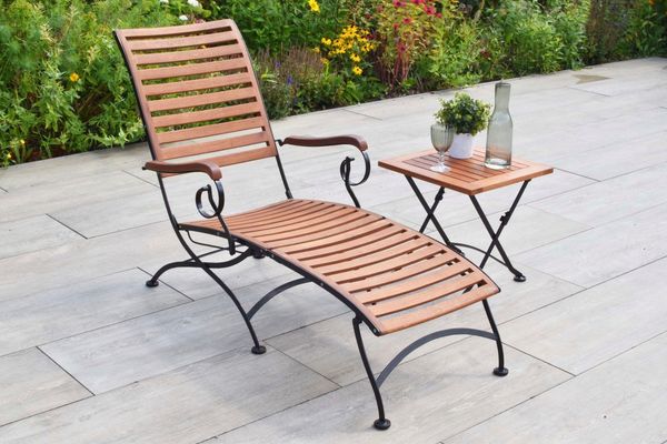 MERXX Gartenliege Schlossgarten, Set, 2 St, ergonomisches Design, mit Bodenschonern ausgestattet, inkl. Hocker