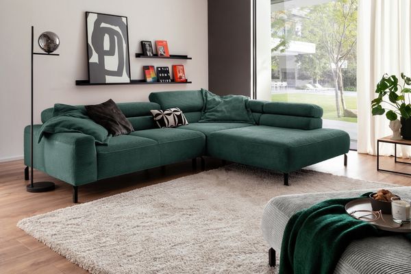KAWOLA Sofa DELIA Ecksofa XL Cord smaragd mit motorischem Sitzvorzug Recamiere rechts 74 x 219 x 312 cm
