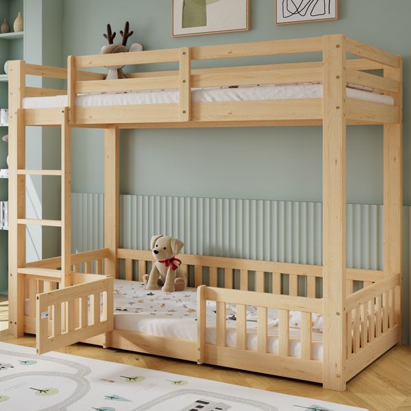 Spielbett 90×200 cm mit Rausfallschutz, Tür und rechtwinkliger Treppe, Natur, ohne Matratze