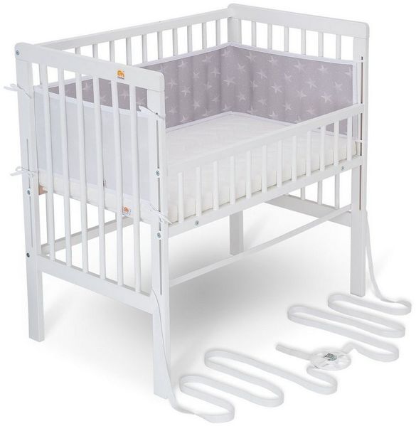 FabiMax Baby Beistellbett für Boxspringbett, TÜV geprüft 2022, inkl. Matratze und Nestchen aus Netzstoff, Buche massiv weiß, Comfort/weiße Sterne auf grau