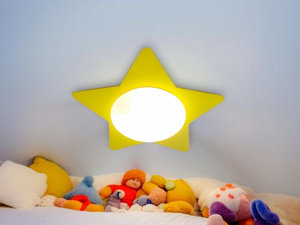 Große Deckenleuchte Stern fürs Kinderzimmer MDF Holz in Sonnengelb, E27, B 53cm