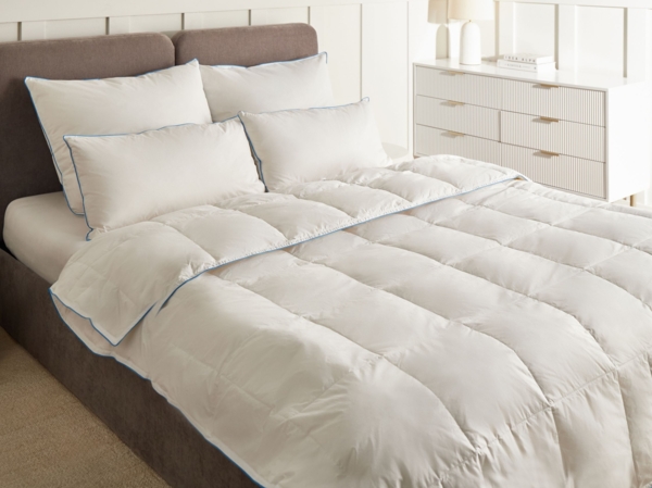 Leicht warme Bettdecke CERVINO Entenfedern und Daunen 200 x 200 cm Bild 3