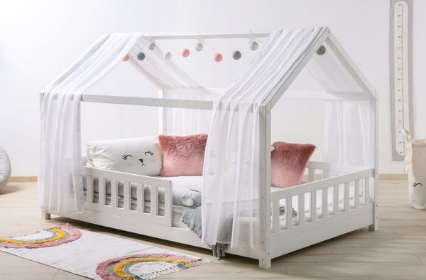 Ticaa Hausbett Kim mit Rausfallschutz aus Kiefer, Kinderbett 90x200, inkl. Tüll-Set, mit Rollrost, mit Matratze