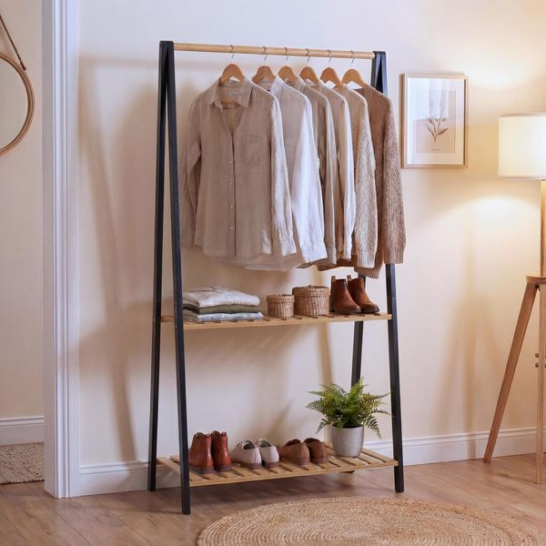 Bambus Standgarderobe HWC-Q32, Garderobenständer Kleiderständer Schuhregal, Stange 2 Ablagen 130x70x44cm ~ natur-schwarz