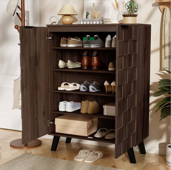 Merax Schuhschrank in Holzoptik/Walnuss und schwarzen Griffen (80,5×35×109,5 cm, 1-St, kompakter Flur-Schrank für organisierte Schuhaufbewahrung) Kommode mit 5 Fächern, verstellbaren Einlegeböden, geometrischen Türen