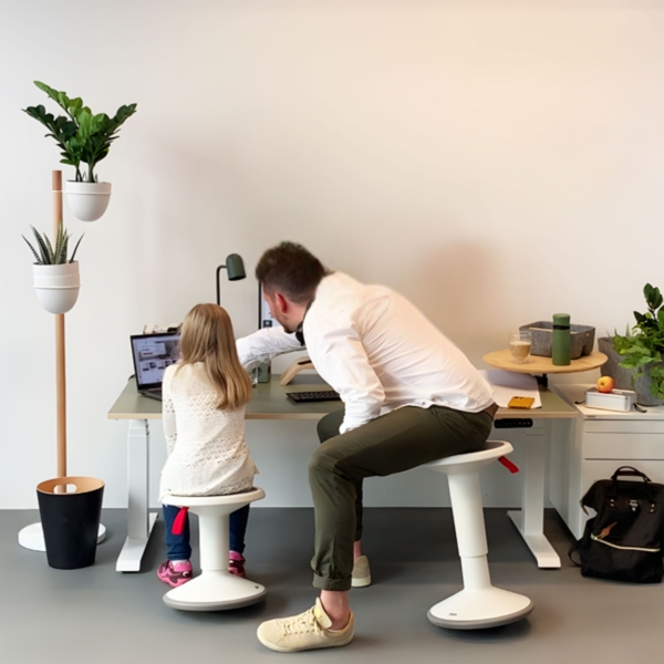 ASSMANN Elektrisch Höhenverstellbarer Familien Schreibtisch Pitino Curved 120x70cm Sand Signalweiß Metall Holz Bild 9