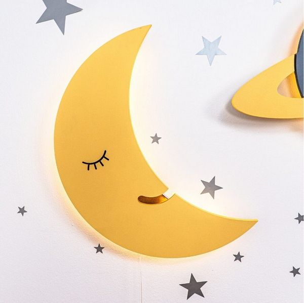 COZYCOLLECTIONS LED Wandleuchte Handbemaltes LED-Wandnachtlicht „ Gelber Mond in Holzoptik, LED, Warmweiß, Montessori: sanftes Licht & eigener Schalter – selbstständig nutzbar