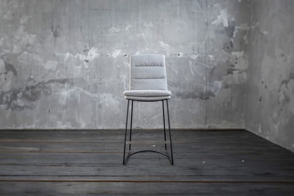 KAWOLA Thekenhocker Vince Thekenstuhl Stoff hellgrau 105 x 58 x 45 cm