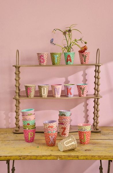 rice Becher Rice Buchstabenbecher – Melamin Tassen A–Z mit Blumen-Design, BPA-frei, 1-tlg, Melamin