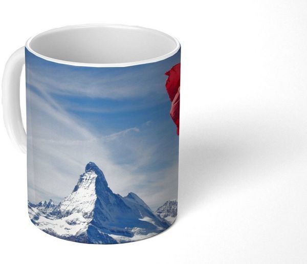 MuchoWow Tasse Schweizer Flagge am Matterhorn in der Schweiz, 1-tlg, Keramik, Kaffeetassen, Teetasse, Becher, Kaffeebecher, Geschenk
