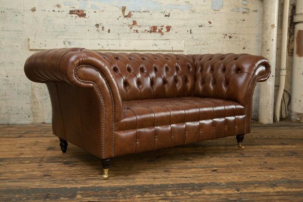 Xlmoebel Chesterfield-Sofa Elegantes Leder Sofa mit Knopfheftung und geschwungenen Armlehnen, Hergestellt in Europa