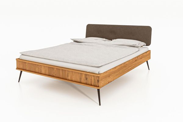 Bett Tula 2 aus Wildeiche massiv 160x200 cm mit Polsterkopfteil und Metallbeinen