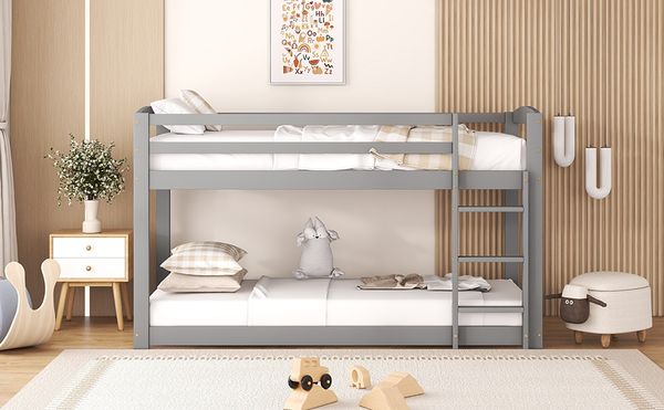 Etagenbett 90x200 cm, Kiefernholz Niedrigbett mit Rausfallschutz und stabiler Leiter, platzsparendes Kinderbett in Natur