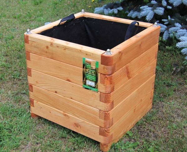 Pflanzkasten 100 x 100 x 50 cm aus Lärche geschraubt mit Vlies, gerundeten Ecken und Griffen