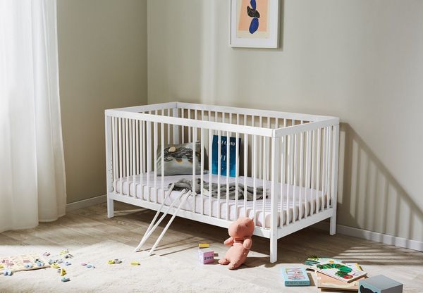 Babybett Kinderbett Gitterbett 70x140 höhenverstellbar & herausnehmbare Sprossen | Buchenholz weiss sehr stabil Made in Europe