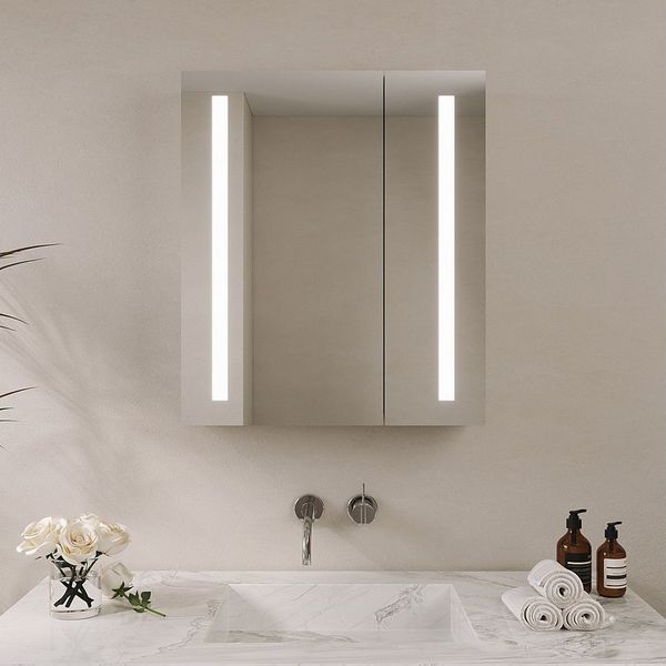 AQUABATOS Badezimmerspiegelschrank mit LED Spiegelschrank Bad mit Beleuchtung 60cm breit 2 türen (mit Steckdose Wandschrank Bad IR Sensor Doppelseitige Glasspiegel Soft-Close-Funktion Kaltweiß, Badezimmer Spiegelschrank Alurahmen Antibeschlag dimmbar) ...