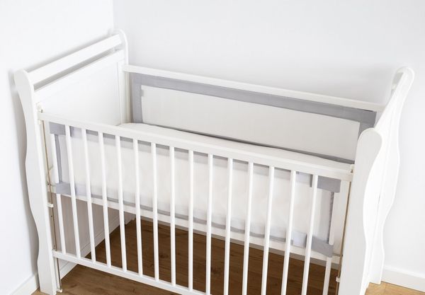 Loolay Bettnestchen GRAU Weiß Atmungsaktiv Netzstoff BETTUMRANDUNG für 140x70 o 120x60, (Klettverschluss, atmungsaktives Netz, 2 TLG. Neugeborene Baby Sprossen Bett Schutz), PREMIUM Geschenk für Eltern eines Neugeborenen!