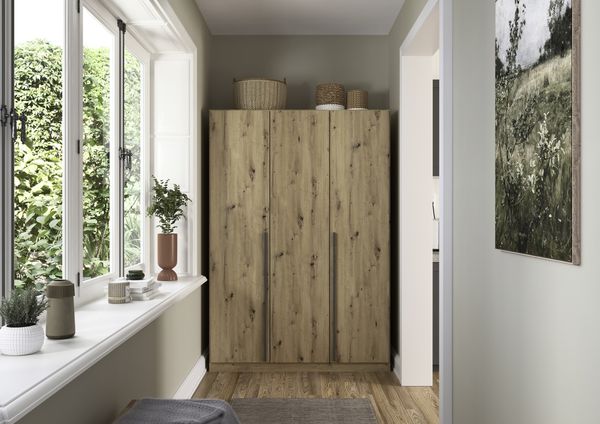 rauch Kleiderschrank Alba, Drehtürenschrank, Garderobenschrank, 3-türig, mit 2 Kleiderstangen, 2 Einlegeböden und Schubladeneinsatz, Farbe Eiche Artisan, Holz, Griffstange Grau metallic, Schwarz, 136x197x54cm