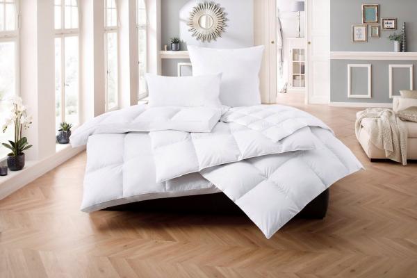 Älgdröm Daunenbettdecke + Federkissen Loftet, Bettdecke 135x200 cm, 155x220 cm, Made in Green, Füllung: Bettdecke 90% Daune/10% Federn, Kissen 85% Federn/15% Daunen, 2-tlg, Set mit Kissen 40X80 cm, 80x80 cm, allergikerfreundlich Bild 1