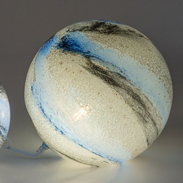 Formano Kugellampe LUXOR Glas Marmor Design 29 x 29cm Tischlampe aus weißem Glas mit farbigem Dekor – E14 Fassung – stilvolle Ambientebeleuchtung für Wohnzimmer, Schlafzimmer & Flur