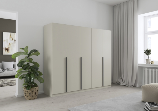 rauch Kleiderschrank Alba, Drehtürenschrank, Garderobenschrank, 5-türig, mit 3 Kleiderstangen und 3 Einlegeböden, Farbe Champagner, Beige, Griffstange Grau metallic, Schwarz, 226x197x54cm