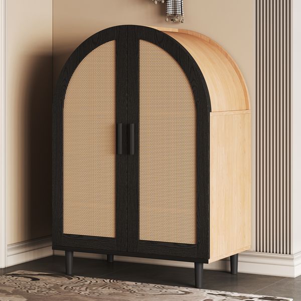 Elegantes Sideboard/Schuhschrank mit abgerundeter Außenseite, durchbrochenen Rattantüren und drei Regalen.