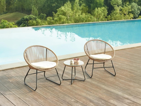 Vente-unique - Garten Sitzgruppe aus Polyrattan: 2 Sessel & 1 Tisch - Holzfarben hell - PISALE von MYLIA