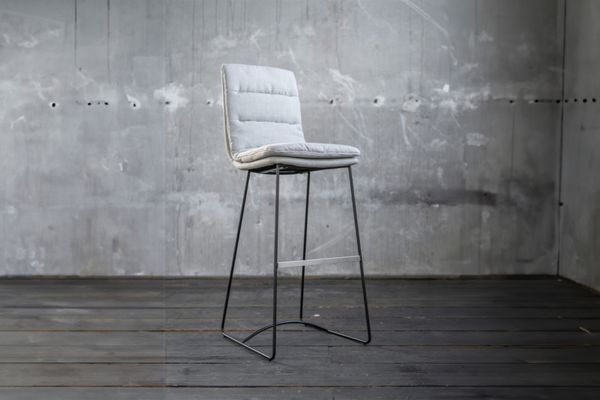 KAWOLA Barhocker Vince Barstuhl Stoff hellgrau 121 x 58 x 46 cm