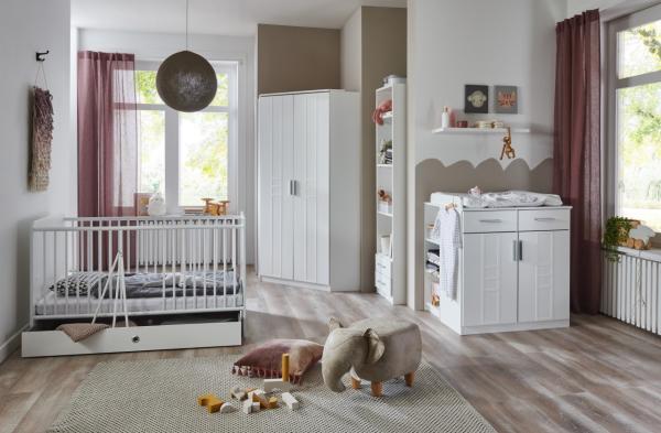 Babyzimmer Bela Borkum" de Luxe das Original 7 teiliges Komplett Set in Weiß mit Eckkleiderschrank, Babybett mit Lattenrost und Umbauseiten, Wickelkommode mit zwei Seitenregalen, ein hohes Standregal