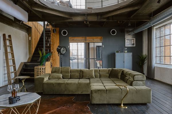 KAWOLA Sofa NEVADA Ecksofa Velvet olivgrün Recamiere rechts mit motorischem Sitzvorzug 82 x 215 x 319 cm
