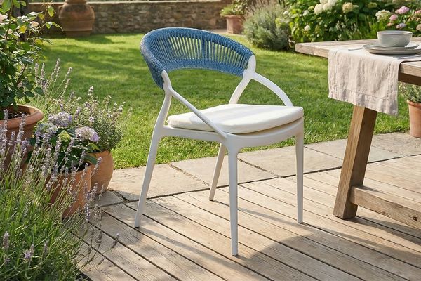 KAWOLA Gartenstuhl KISO Outdoor weiß mit Kissen Rückenlehne Rope dunkelblau 79 x 58 x 54 cm