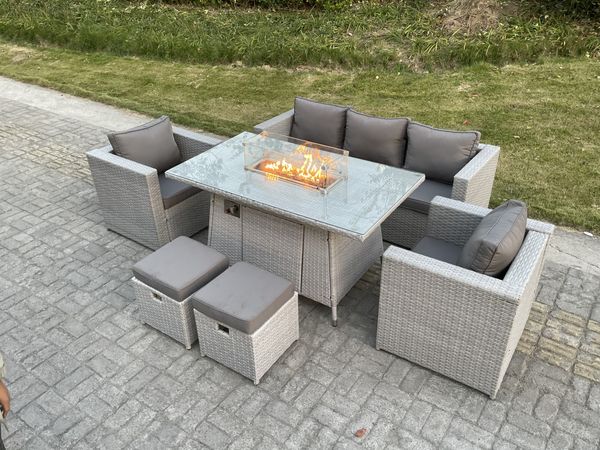 Fimous Gas Feuertisch für den Außenbereich Rattan Gartenmöbel Set mit Sofa 2 Sessel Hocker Gas Feuerstelle Helles Grau