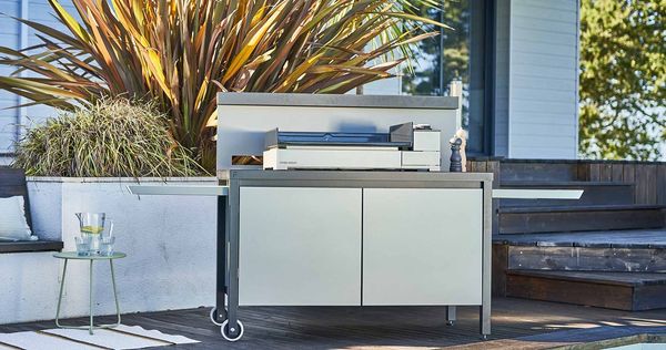 Elektro Plancha Grill Premium 60 Schwarz/Grau auf Rolltisch geschlossen