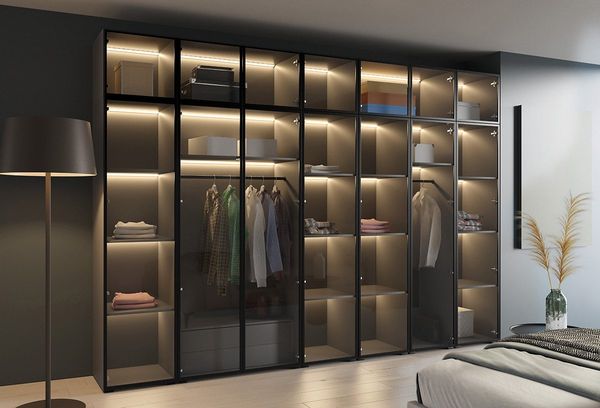 Compleo Drehtürenschrank mit LED-Beleuchtung,Glasfronten, Perfekt Garderobe mit 2 Schubladen