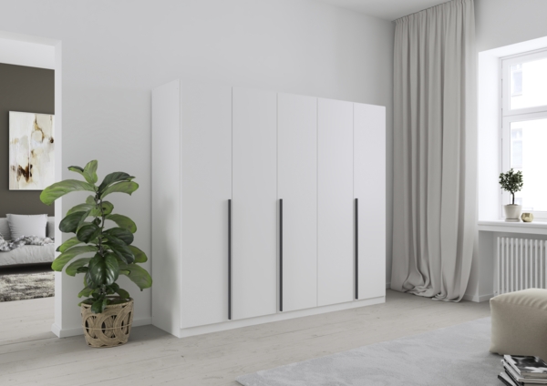 rauch Kleiderschrank Alba, Drehtürenschrank, Garderobenschrank, 5-türig, mit 3 Kleiderstangen und 3 Einlegeböden, Farbe Weiß, Griffstange Grau metallic, Schwarz, 226x197x54cm