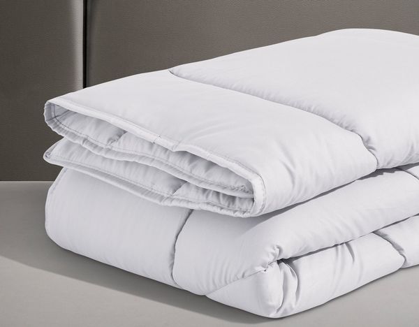 OTTO home Microfaserbettdecke Microlux, Bettdecke 135x200 cm und Übergrößen bis 240x220cm, Füllung: Feuchtigkeitsregulierende 3D Klimafaser (Polyester), Bezug: Microfaser-Feinbatist, fest versteppter Bezug - keine Bettwäsche nötig, Sommer, Winter