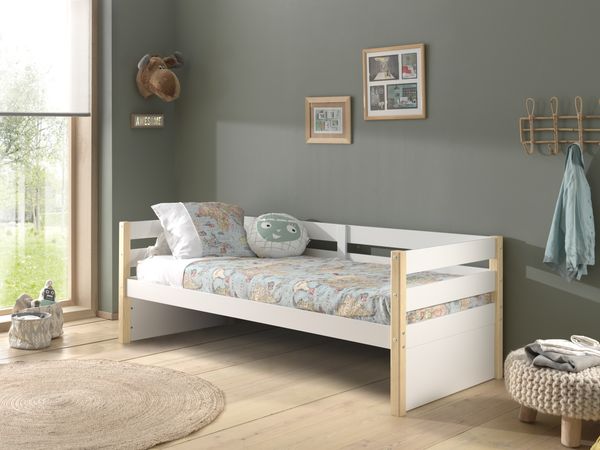 Kojen Bett Margrit mit Umrandung u. Rolllattenrost, Liegefläche 90x200, Ausf. Weiß lackiert, Bettpfosten Kiefer natur lackiert