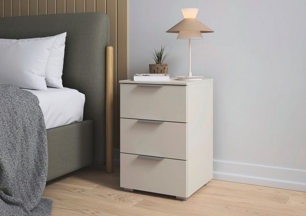 rauch Nachtkommode Nachttisch Nachtkonsole CORTONA mit Dekor-Front (Breite 40 cm inkl. Soft-Close-Funktion), mit 3 geräumigen Schubladen, Kantengriff aus Metall MADE IN GERMANY