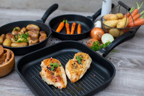 Elo Pfannen-Set Alucast 4 teilig, Aluminiumguss (Set, 4-tlg, je 1 Bratpfanne Ø 20/24, 1 Grillpfanne Ø 28 cm, 1 Servierzange), Induktion, inkl. 1 Kochzange