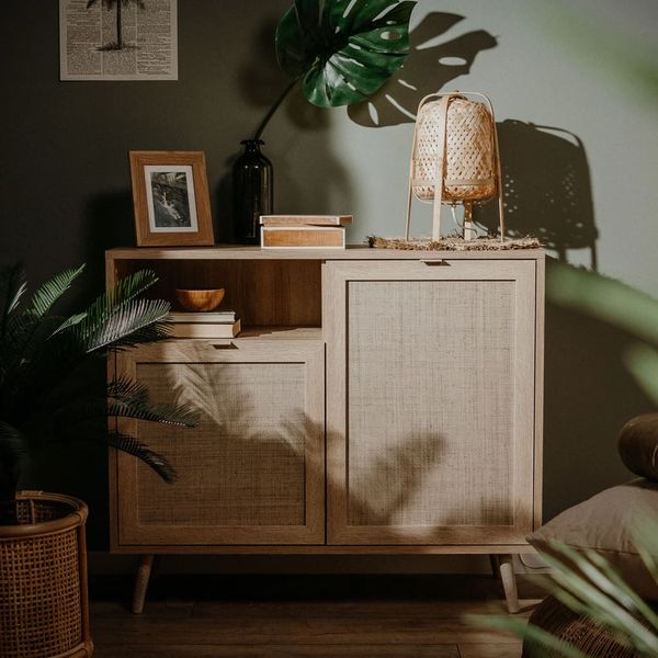 Finori Bali 01A Kommode, Dekor Sonoma Eiche / Dekor Rafia Motivdruck | Kommode für Wohnzimmer | Maß: B x H x T ca. 101,4 x 87 x 40 cm | Kommode mit 2 Rahmentüren, 1 Einlegeboden und 1 offenes Fach