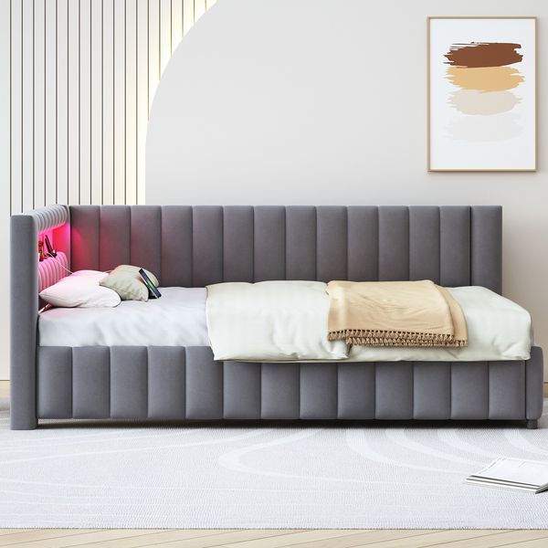 Polsterbett Schlafsofa 140x200 cm mit LED-Licht und USB-Anschluss, ohne Matratze