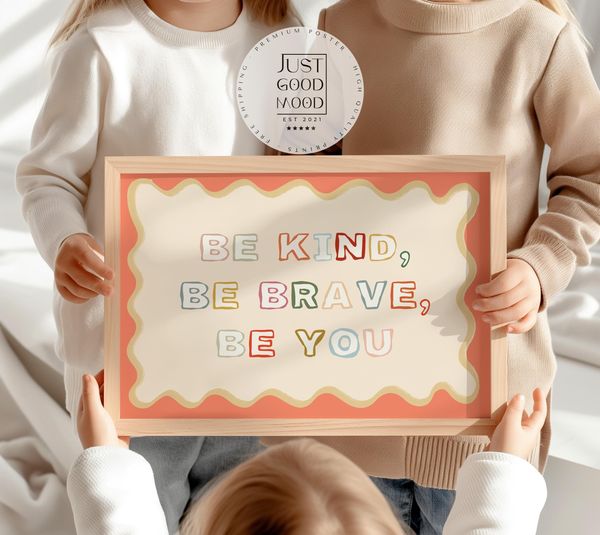 Poster Kinderzimmer · Be Kind, Be Brave, Be You · Bunter Spruch in Regenbogenfarben · Mutmachende Wanddeko · Ohne Rahmen - 80x120cm