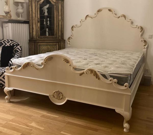 Casa Padrino Barock Doppelbett mit Matratze Creme / Gold - Prunkvolles Massivholz Bett - Schlafzimmer Möbel im Barockstil - Barock Möbel - Barock Einrichtung - Edel & Prunkvoll