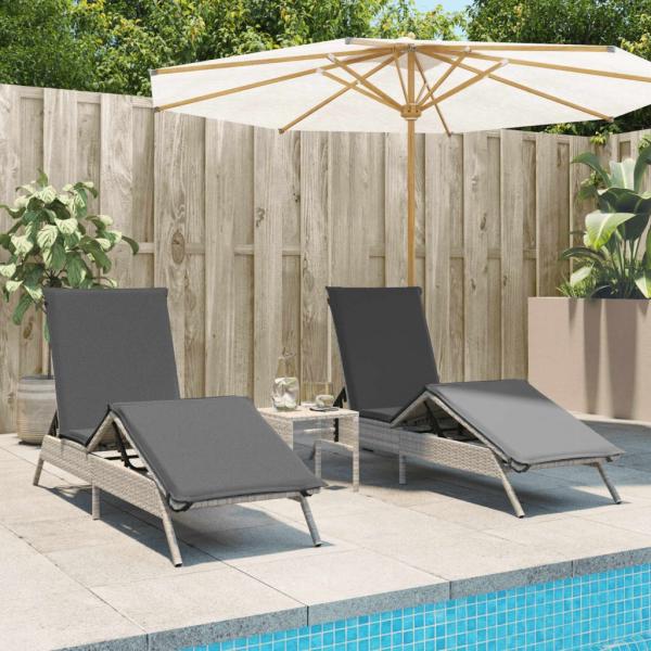 vidaXL Sonnenliegen 2 Stk. mit Tisch Hellgrau Poly Rattan 4002715