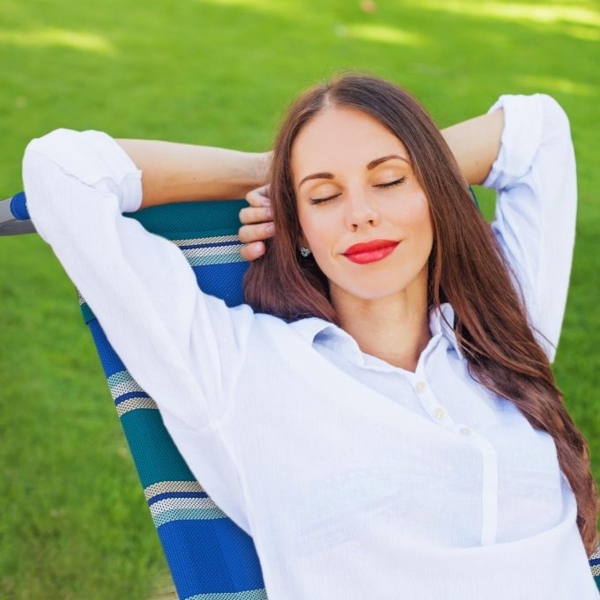 Klappbarer Liegestuhl mit Nackenkissen Bild 3