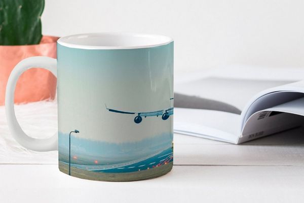 MuchoWow Tasse Flugzeug landet in Schiphol, 1-tlg, Keramik, Kaffeetassen, Teetasse, Becher, Teetasse, Geschenk