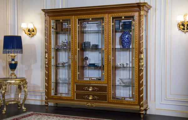 Casa Padrino Luxus Barock Vitrine Hellbraun / Braun / Gold 239 x 57 x H. 221 cm - Prunkvoller Massivholz Vitrinenschrank mit 3 Glastüren - Hotel Restaurant Schloss Möbel - Luxus Qualität - Made in Italy